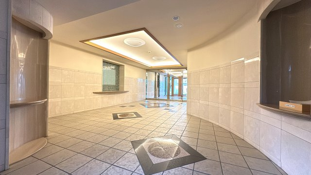 マンションのエントランスです。落ち着いた雰囲気があり、帰宅時などホッと安心できそうな感じがします。