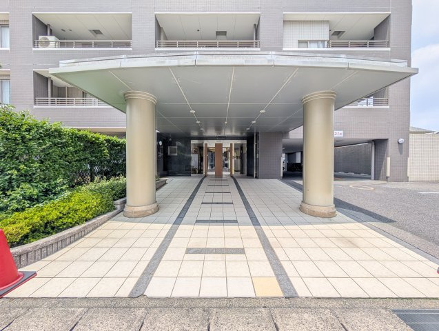 マンションの入り口です。軒が長いので雨の日など傘をたたむのにも慌てずゆっくりとできるのがいいですよ。