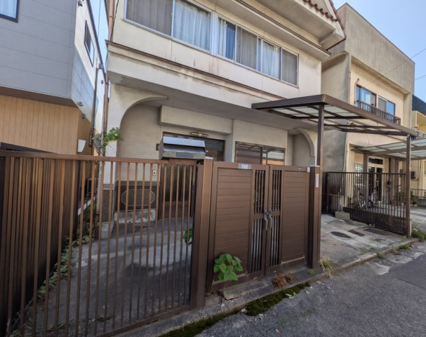 前面道路に面した現地は、車の出入りもしやすく日常の移動がスムーズに行えます。周辺は落ち着いた住宅環境で、安心して生活できる立地です。敷地へのアプローチも分かりやすく、来客時にも案内しやすい点も魅力です