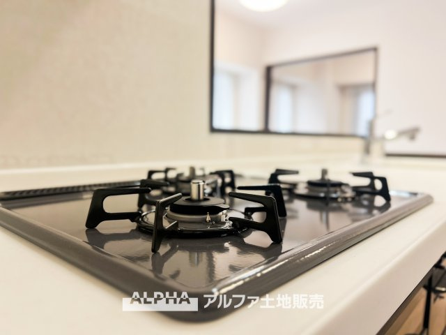 ガスコンロは、料理の幅を広げるために機能性に優れた設備です。シンプルなデザインが、キッチン全体に清潔感を与え、快適な料理環境を作り出します。