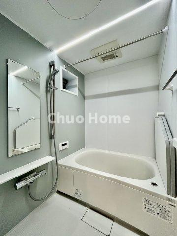 【バスルーム】暖房換気乾燥機付きシステムバスルーム。暖房・冷風・換気・乾燥など、毎日を快適に過ごせるうれしい機能が揃っています。雨の日の洗濯物も安心です。