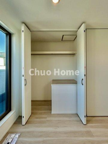 居室にはクローゼットを完備し、自由度の高い家具の配置が叶うシンプルな空間です。お子様の成長と必要になる子供部屋を与えるにはぴったりの間取りですね。