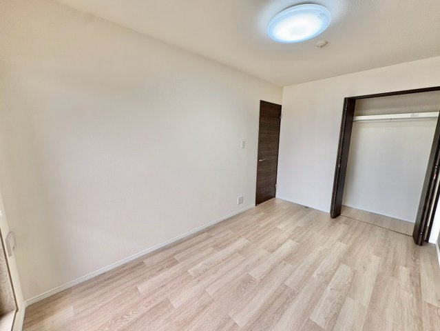 洋室6.3帖　収納付きで、お部屋がすっきり片付きます。