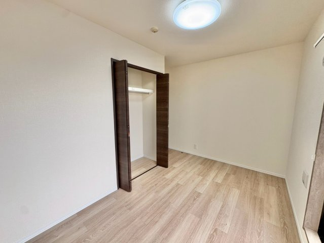 洋室5.7帖　収納付きで、お部屋がすっきり片付きます。
