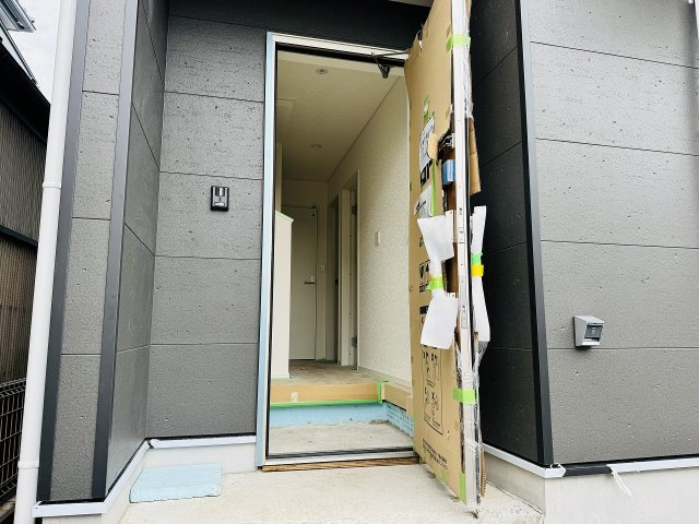 ～玄関は安心のWロックキーを採用～
