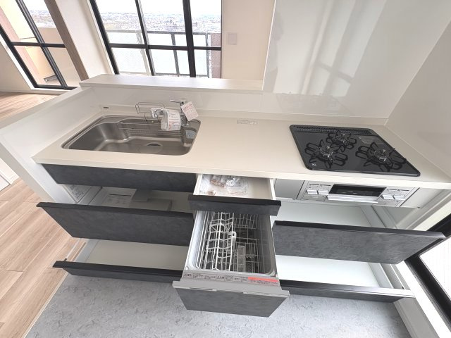 調理道具や調味料もすっきりしまえる、収納力のあるキッチン。