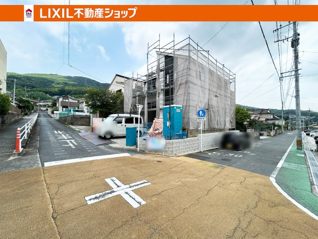 約6.1幅の前面道路、駐車スペース3台分です。
