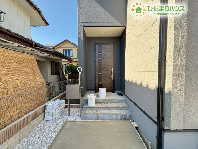 玄関ポーチがしっかりあるので、雨の日でも濡れずに鍵を開けることができます！宅配や来客時の対応もスムーズに行えます◎