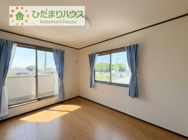 バルコニーに面していて、たっぷり光りの入る明るい子供部屋です！