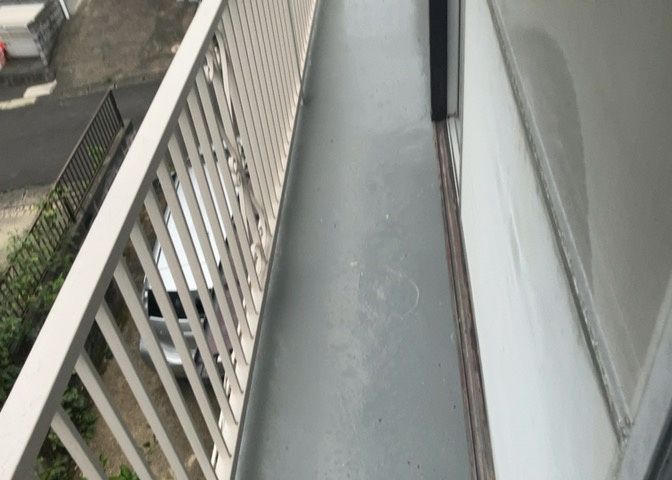 2階に設置された南向きのワイドバルコニーです。陽当たりや通風が良く、たくさんの洗濯物や布団を一度に干すことができます。青空を仰ぎながらガーデニングや気分転換を楽しむスペースとしても活用できます。