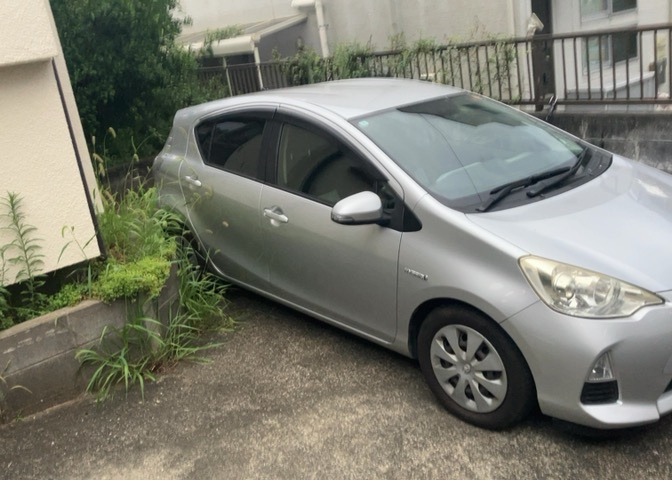 敷地内にカースペースを完備しており、お車を2台駐車することが可能です。お持ちのお車のサイズや出し入れのしやすさなど、現地の使い勝手をぜひ一度ご確認ください。前面道路の交通量も少なく駐車もスムーズ。