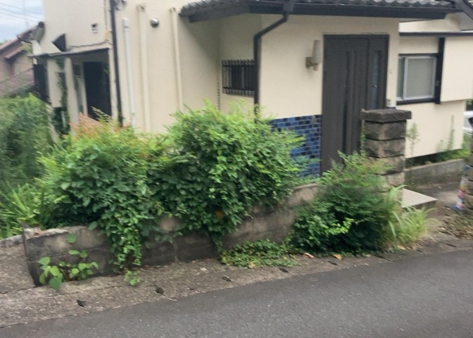 物件の前面道路は交通量が少なく、静かで落ち着いた住環境が保たれています。お車での出入りの際も焦らずスムーズにおこなうことができます。周囲は緑豊かな住宅地となっており快適にお過ごしいただけます。