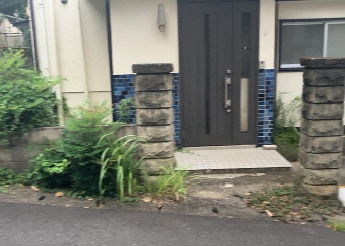 前面道路から見た現地写真です。高台に立地する整形地のため、プライバシーを保ちやすく日当たりや風通しも良好。道路幅や周辺環境の落ち着き、お車の出し入れのしやすさなど是非現地にてお確かめください。
