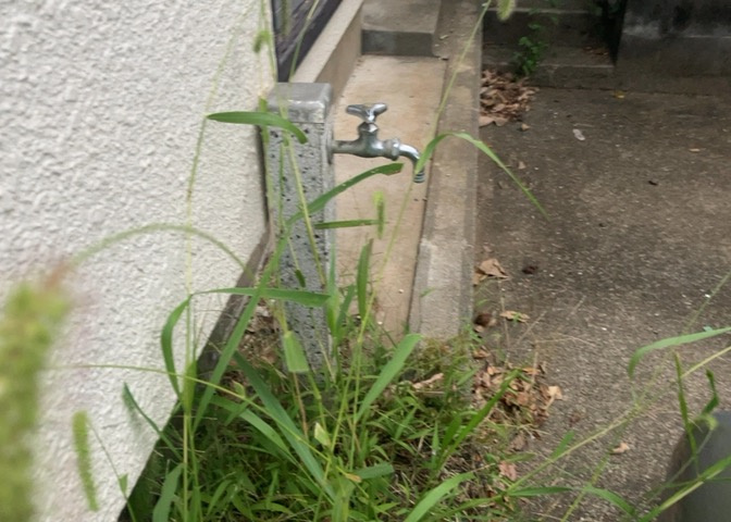 TVモニタ付インターホンを設置しており、室内から来訪者の顔を事前に確認できるため防犯面でも安心です。突然の訪問時や一人でお留守番をするお子様がいるご家庭でも安全に生活を送ることができる設備です。