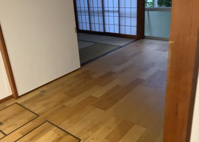 10.5畳のLDKは食事スペースと寛ぎの空間をしっかりと分けられる使いやすい間取りです。リフォームで壁・床クロスが綺麗に生まれ変わり、明るく気持ちの良いダイニングスペースでお食事を楽しんでいただけます