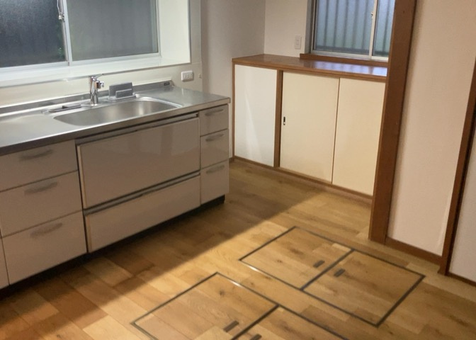 南向きの窓から明るい光が差し込むダイニングエリアです。全室クロス貼り替えリフォームが施された綺麗な室内で、ご家族との会話も弾みます。家具の配置がしやすいスッキリとした形状も大きな魅力となります。