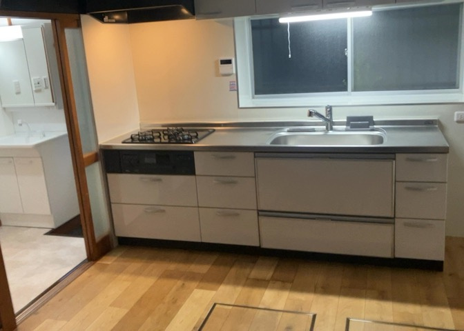 キッチンスペースとダイニングが一続きになった使い勝手の良い間取りです。新品に交換されたシステムキッチンは手入れがしやすく、調理中もご家族とのコミュニケーションを取りながら楽しく家事がこなせます。