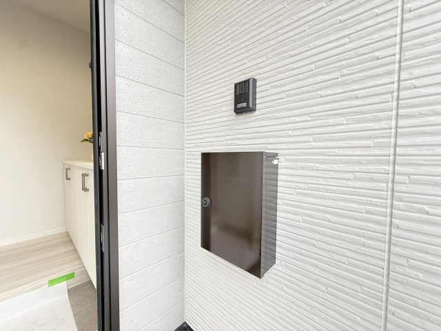 ダイヤル錠付ポストでプライバシーも守ります。