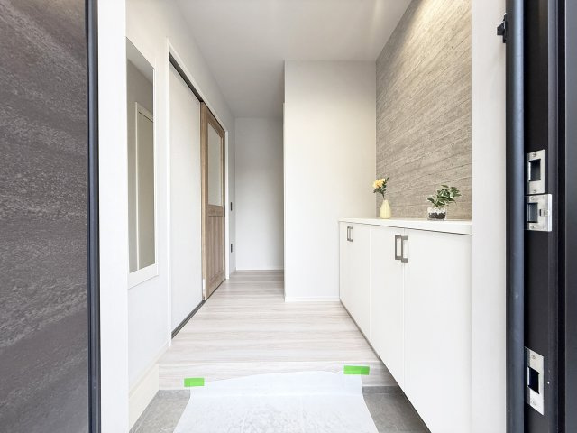 シューズBOXは圧迫感のないデザインを採用。棚の上にもお好きなものを飾る事もできます。