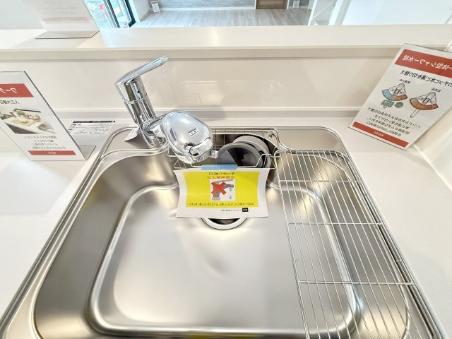 浄水器内蔵型ハンドシャワーです。シンク周りのお掃除もしやすく、綺麗が保てます。