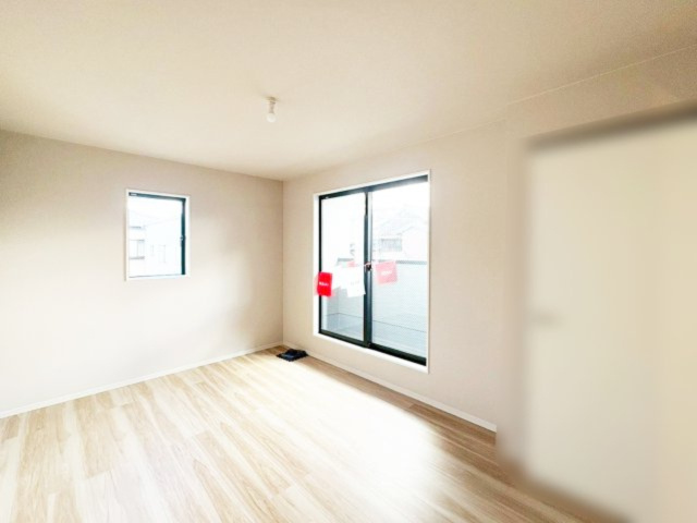 バルコニー面したお部屋は、10帖です。寝室にもオススメです。W.I.C付き（施工例）