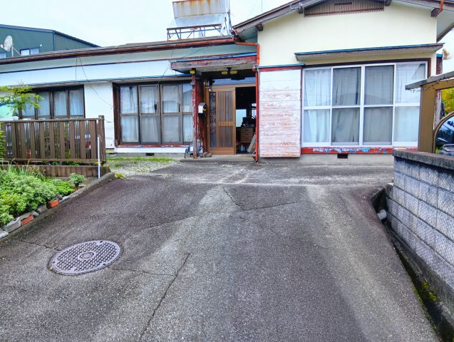 現況でのお引渡しになります。敷地が約70坪と広々としています。自由な間取りでお家が建てられます。