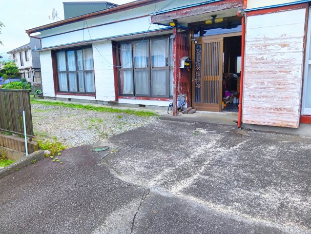 南側が道路に接しているので陽当たり良好です。