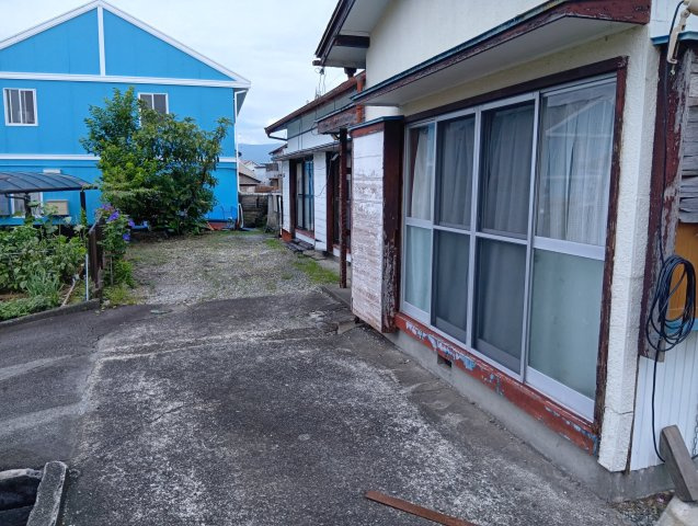 国道139号線まで車で3分です。国道沿いには商業施設や飲食店などが多くあります。