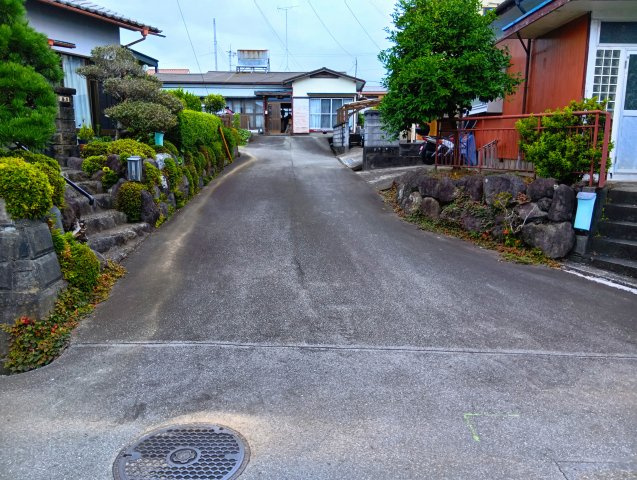 閑静な住宅地に位置しています。車通りが少ない穏やかな環境です。
