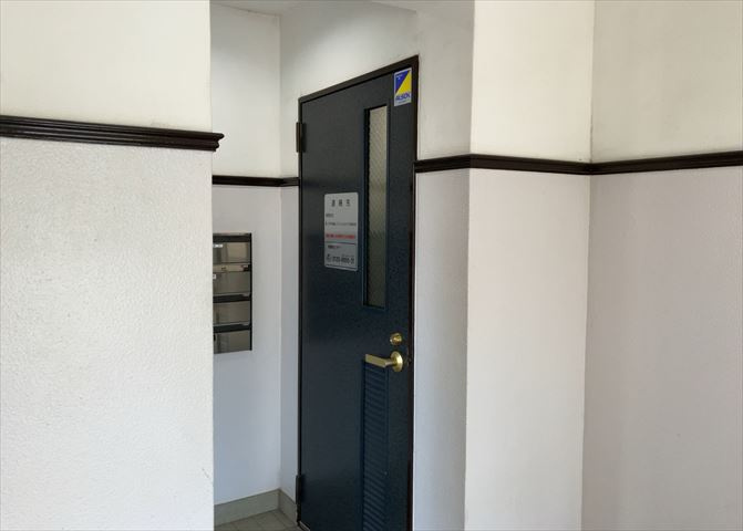受付はマンションコンシェルジュがいる場合もあれば、管理人が滞在する小部屋を総称して呼ぶことがあります。主にエントランスに設置されていることから、防犯面でも期待ができます。防犯設備がない場合はより安心！