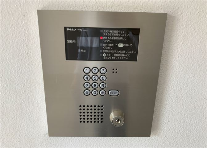室内の防犯設備もチェックしましょう！モニター付きインターホンが設置されているか、防犯シャッターが設備されているか、ベランダに人が上がってきにくい高さかなどチェックしておくと入居後も安心できるでしょう。