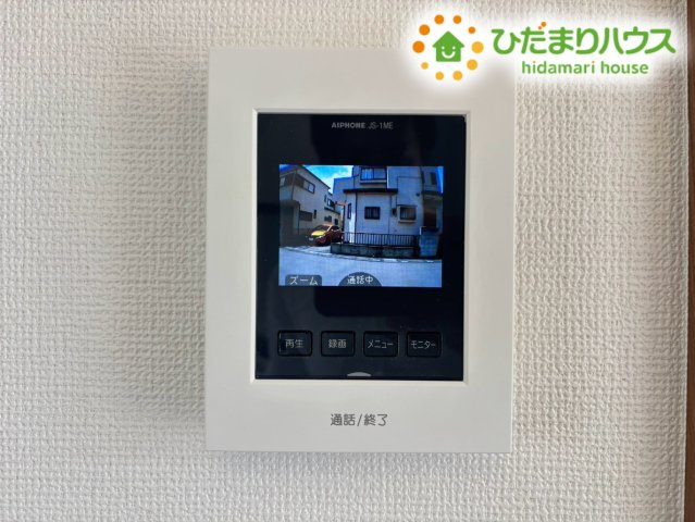 訪問者の姿を室内からカラー画面でしっかり確認できるモニター付きインターホンです！突然の来客時やお子様の留守番時でも事前に相手が確認できるため、防犯性が高く毎日安心して生活していただけます♪