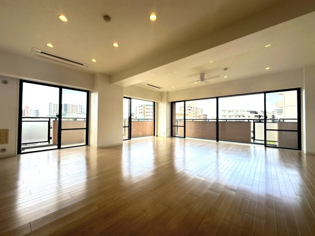 LDK、約29帖の広々空間。窓が大きく日当たり、風通し良し。天井カセット型エアコン付き。ダウンライトが空間をすっきりさせてくれています。