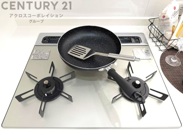 多数の調理器具を同時に使用でき、料理の効率化が可能。省エネで節約になり、様々な料理スタイルに適応できます。また、火力調整が独立しており、手入れや掃除もしやすく、今よりもっとお料理が楽しくなるかも。