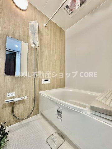 ゆったり入れる一坪バス。足を伸ばして入れるサイズは一日の疲れを癒すのに嬉しい広さですね。　