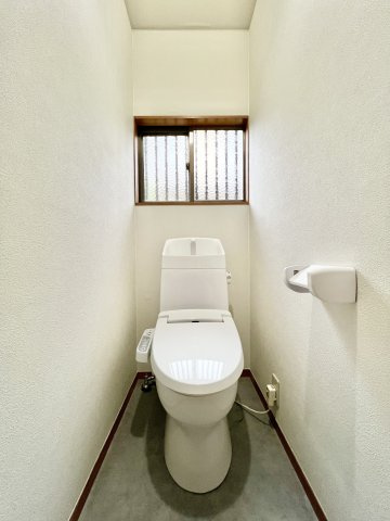 白を基調とした清潔感があるトイレです。