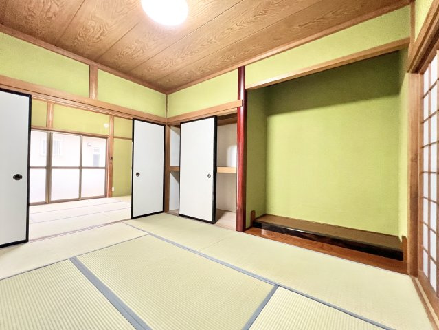 明るい縁側が魅力的な和室！懐かしさを感じさせてくれます！
