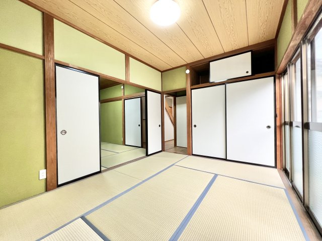 約6帖和室は落ち着いた空間！障子を開けると目の前には庭が広がり、季節の移り変わりを感じられます！