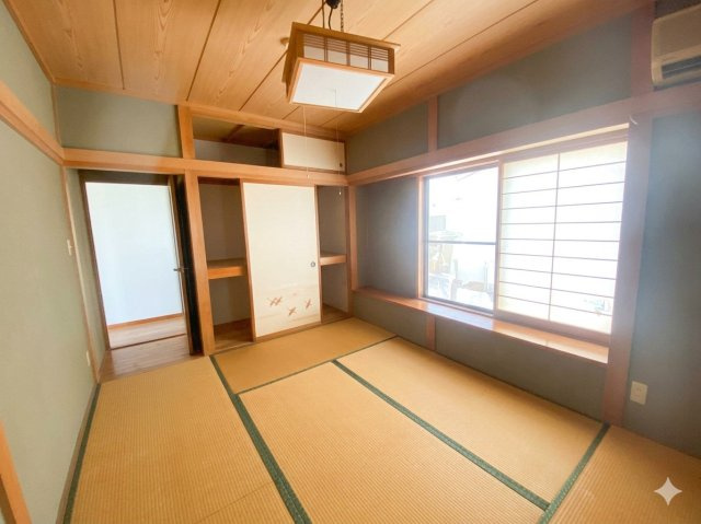 格天井の美しさが際立つ2階和室。客間としても、寝室としても品格を添えて