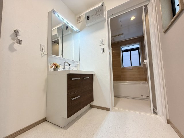 洗面化粧台交換・フロアタイル貼替済