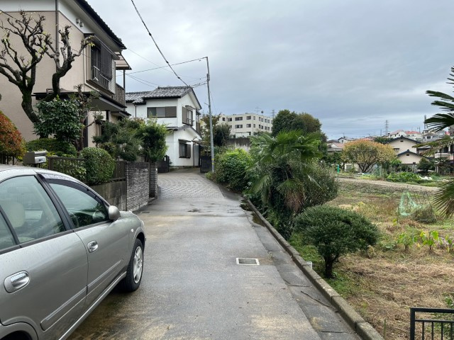 お持ちの車種によっては前面道路が広い方が便利でしょう。しかし、前面道路が広ければその分交通量が多くなるため、騒音などが気になる場合があります。実際に現地を見学し、周辺交通量や騒音などを確認しましょう！