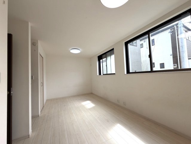 間仕切り壁を設置することで、2部屋に分割可能。広々とした主寝室として、半分を集中できるリモートワークスペース、もう半分を寝室や趣味の部屋として分けるなど、生活スタイルの変化に合わせて柔軟に活用。
