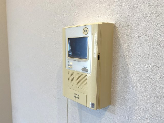 TVモニター付きインターホンです。室内から訪問者の顔と声をしっかり確認してから対応できるため、防犯面にとても優れています。お子様のお留守番時や一人での対応時にも安心感をもたらしてくれる設備です。