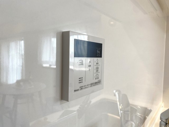 給湯器のリモコンパネルです。ワンタッチでお湯張りや保温、追い焚き操作が手軽に行えます。キッチンや浴室からの操作もスムーズで、ご家族皆さまの快適で温かなお風呂時間を心地よくサポートしてくれます。