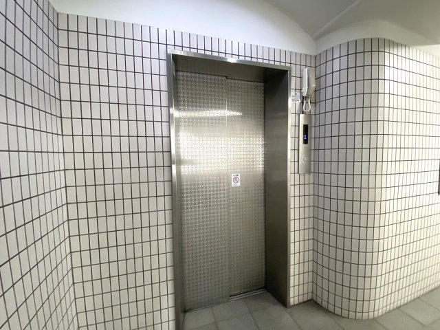 敷地内に完備されたエレベーターです。お買い物帰りで荷物が多い日や、ベビーカーをご利用の際も上階までスムーズに移動できます。日々のご利用や毎日の暮らしを安全かつ快適にサポートしてくれる設備です。