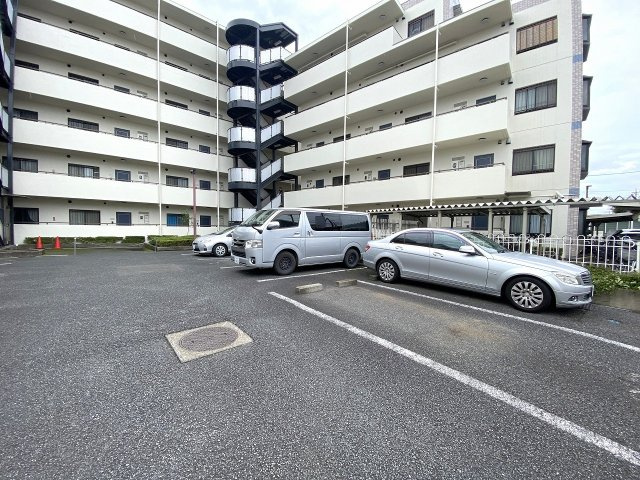 敷地内に併設された駐車場スペースです。大切なお車を敷地内で安全に保管でき、雨の日やお買い物帰りの荷物の出し入れもスムーズに行えます。