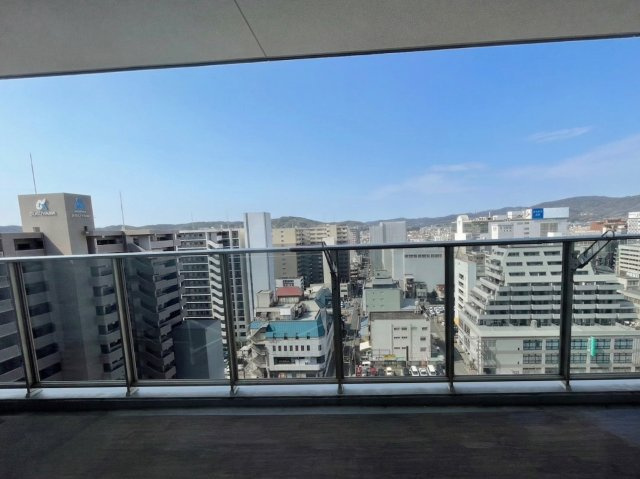 高層階ならではの開放的な眺望が広がるバルコニー。街並みを一望できる贅沢なロケーションで、日々の暮らしに特別感をプラスします。風通しも良く、洗濯物干しはもちろん、リフレッシュスペースとして活用できます。