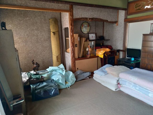 床の間や意匠のある柱が印象的な和室で、日本家屋ならではの風情を感じられます。広さも十分にあり、家具を置いても余裕のある空間。収納も確保されており、実用性も兼ね備えています。