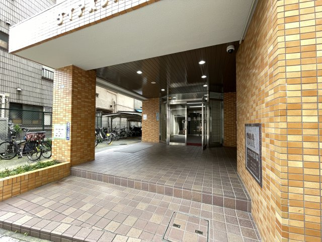 明るく広々としたエントランスが迎えてくれます。　