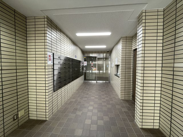 明るく広々としたエントランスが迎えてくれます。　